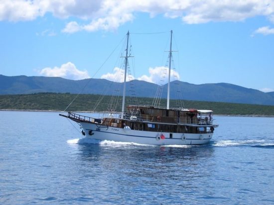An example of a traditional ensuite vessel (Toma)