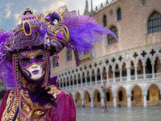 The striking and iconic volto and larva masks are a part of the Venetian tradition.